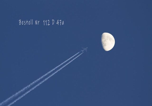 Flieger vor dem Mond (Montage)